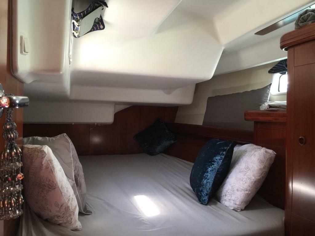 Luxury Yacht Stay "White Dove" Sleeps 6 Гибралтар Экстерьер фото